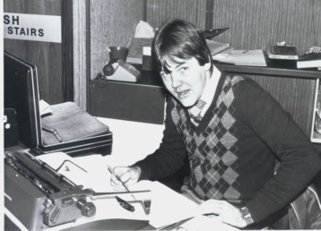 Clive-Tyldesley-at-typewriter